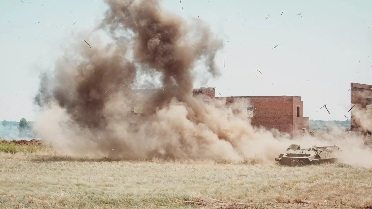     Жители Котлубани, неподалеку от которой на территории воинской части произошел пожар, записали ЧП на видеокамеру, один из читателей издания «НовостиВолгограда.ру» поделился кадрами.