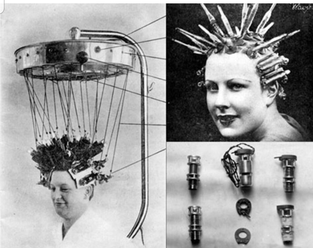 Летающая тарелка похищает счастливую даму . 