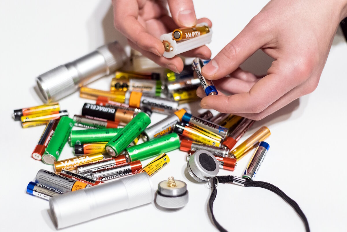 Чаще  всего люди не знают, куда девать батарейки, и из-за пары «мизинчиковых» не намерены искать пункты приёма (фото Людмилы Степико)