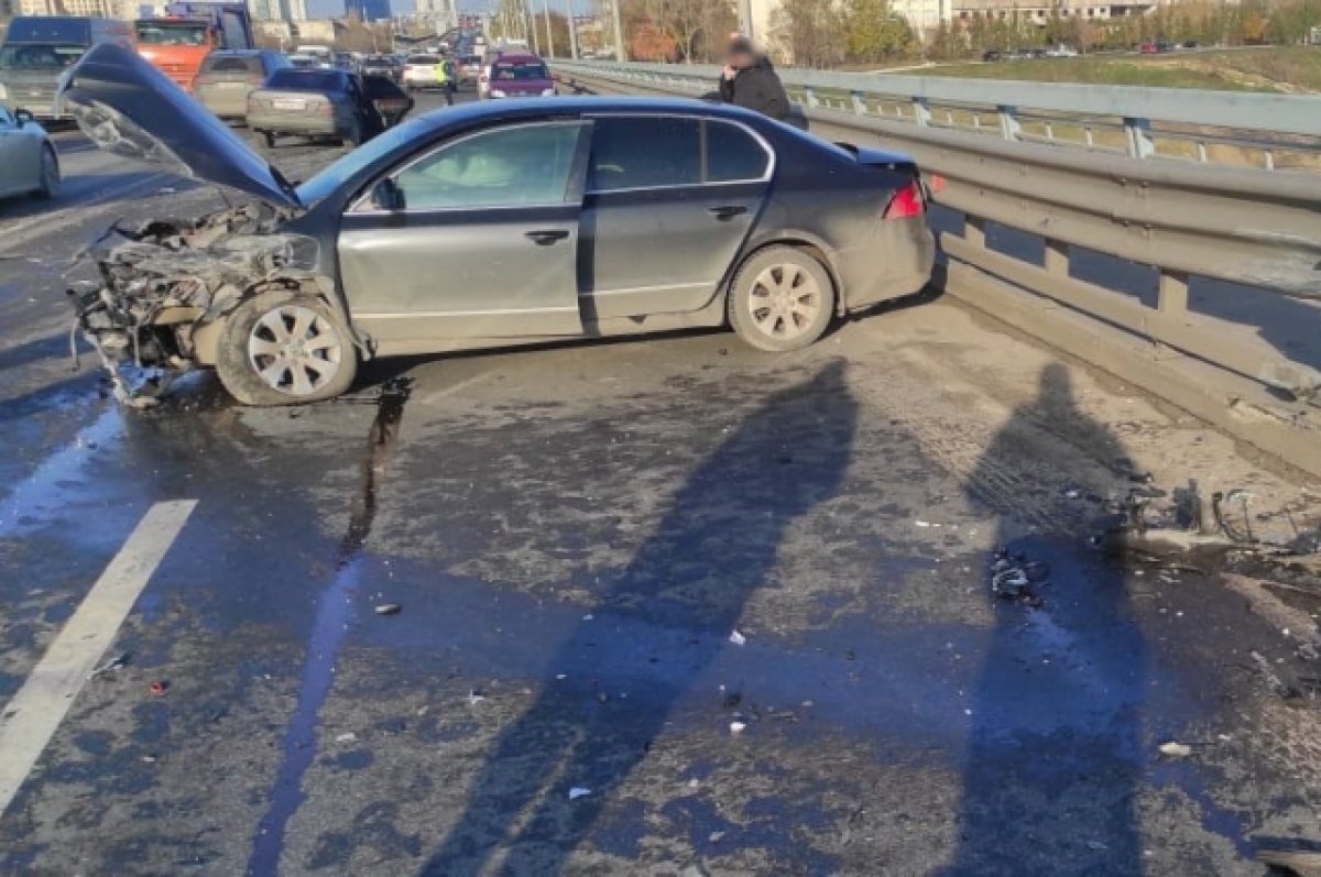    Два человека пострадали в массовом ДТП на «танцующем» мосту в Волгограде