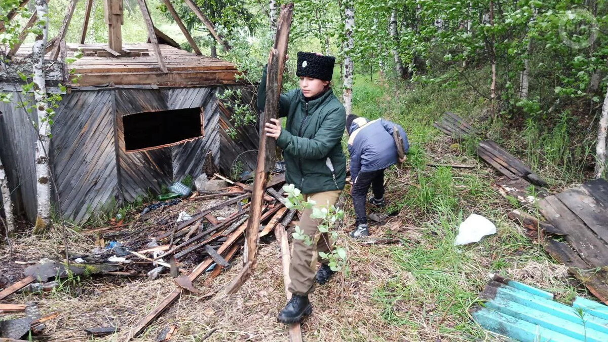 Работы по восстановлению родника, что находится по дороге в Вынгапуровский, представители казачьего общества начали в начале лета, и уже в октябре вода в нем вновь забила ключом. 