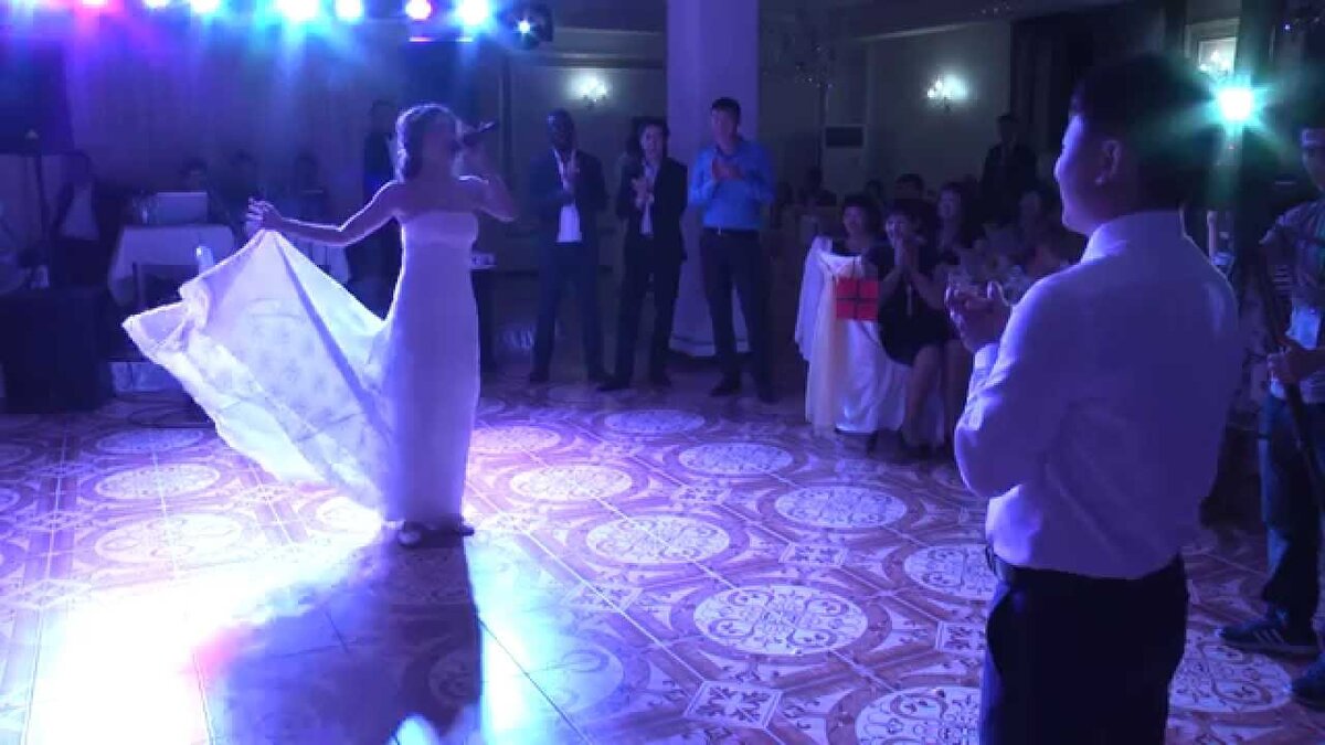 Кадр из видео с песней-переделкой «Круто ты попал на TV» («Фабрика Звёзд») на свадьбу от невесты 