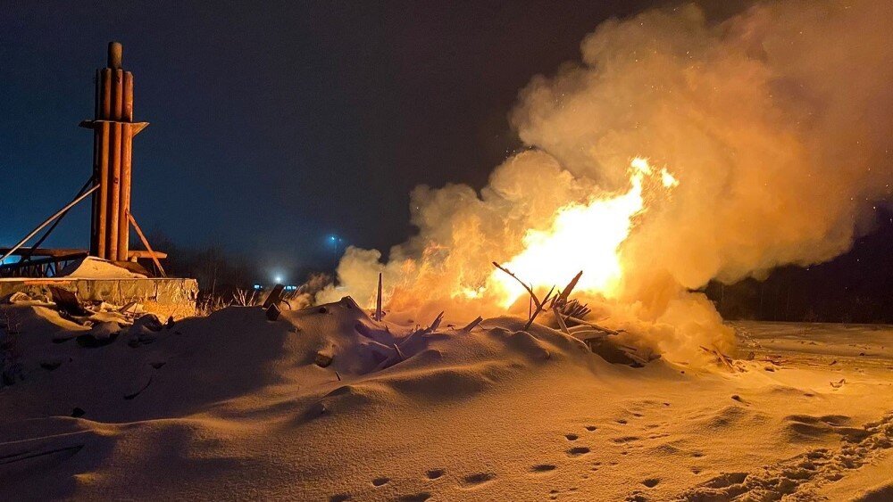    В Югре пожарные спасли от огня лесопильный цех