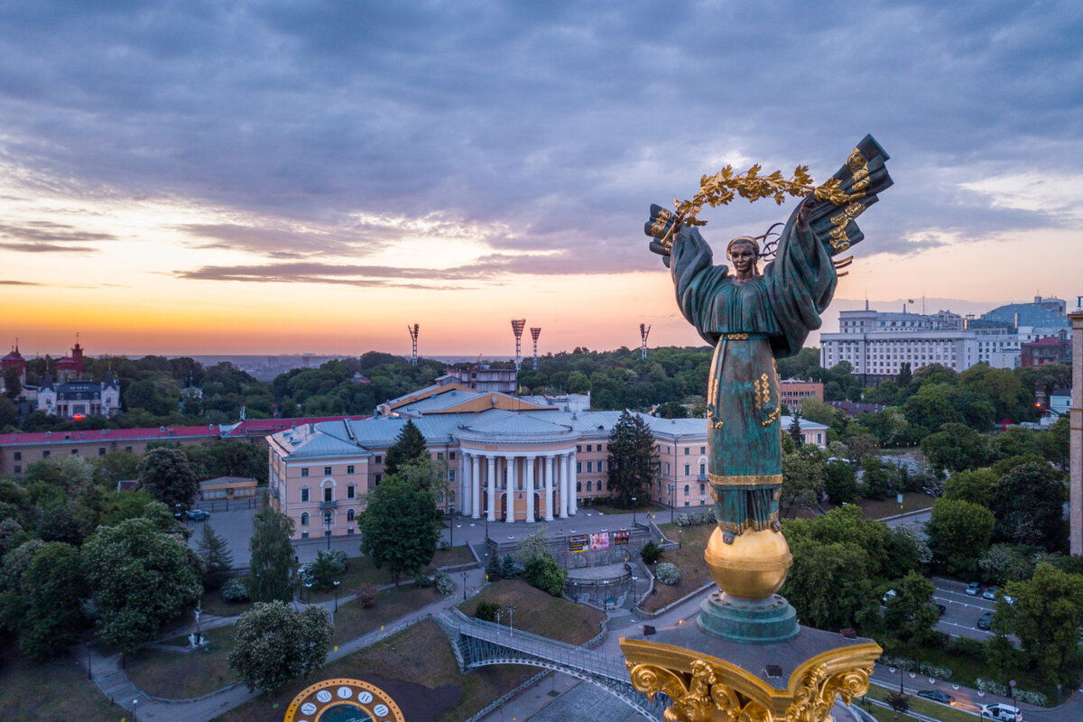 Киев страна. Киев площадь независимости флаг. Киев Стелла независимости. Украсина. Символ Киева.