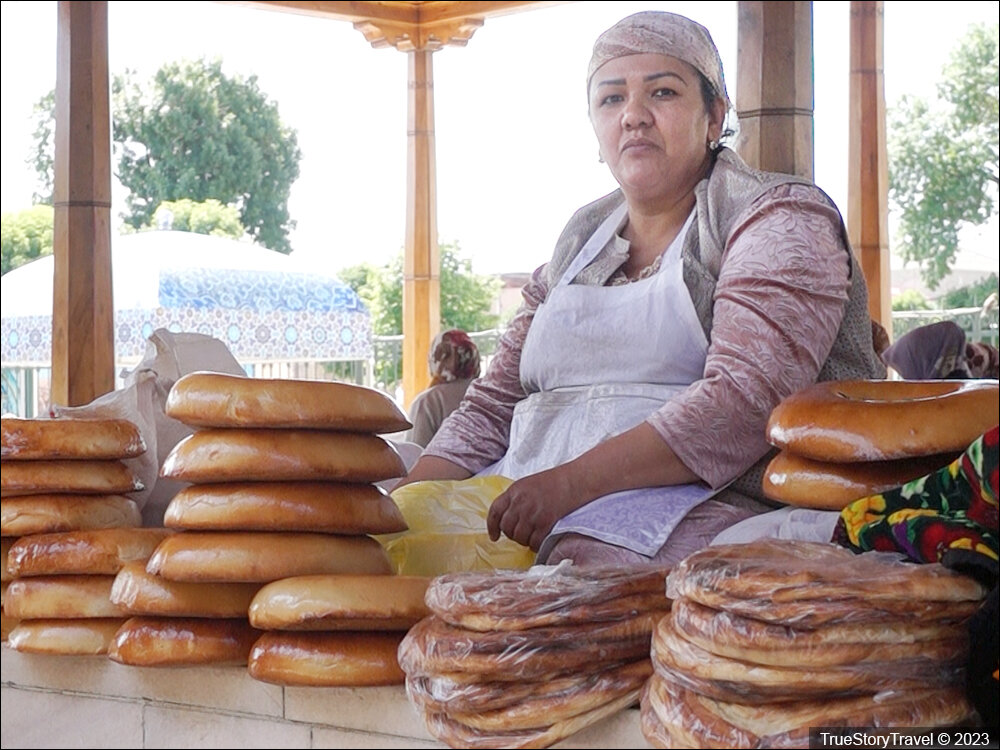 Всем привет. Узбекский супермаркет - это отдельная история. Он вроде бы и магазин, а чувствуешь себя - как на местном рынке. Что интересного тут продается и сколько это стоит - сейчас расскажу.-2