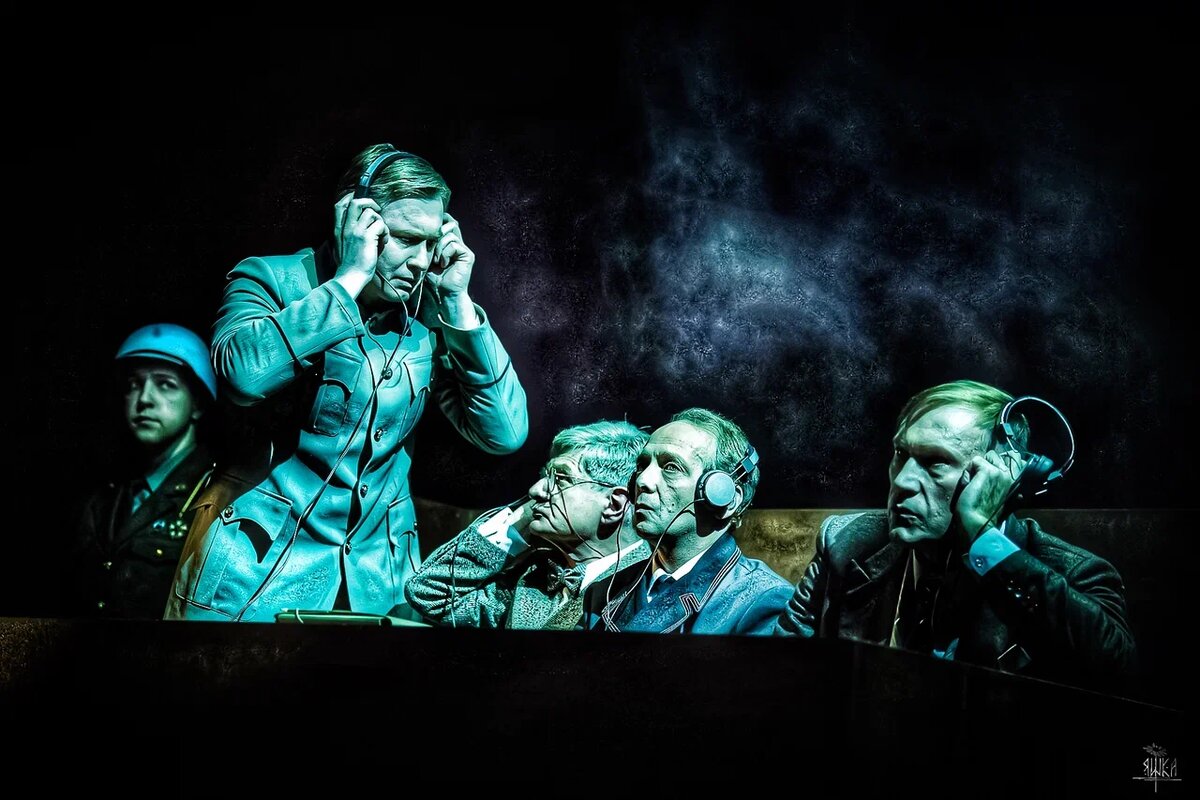 Сцена из спектакля "Цветы нам не нужны" реж. Юрия Грымова (фото пресс-службы театра "Модерн")