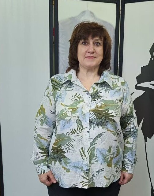 Тут  мы на новой рубашке размечаем место расположения пуговиц