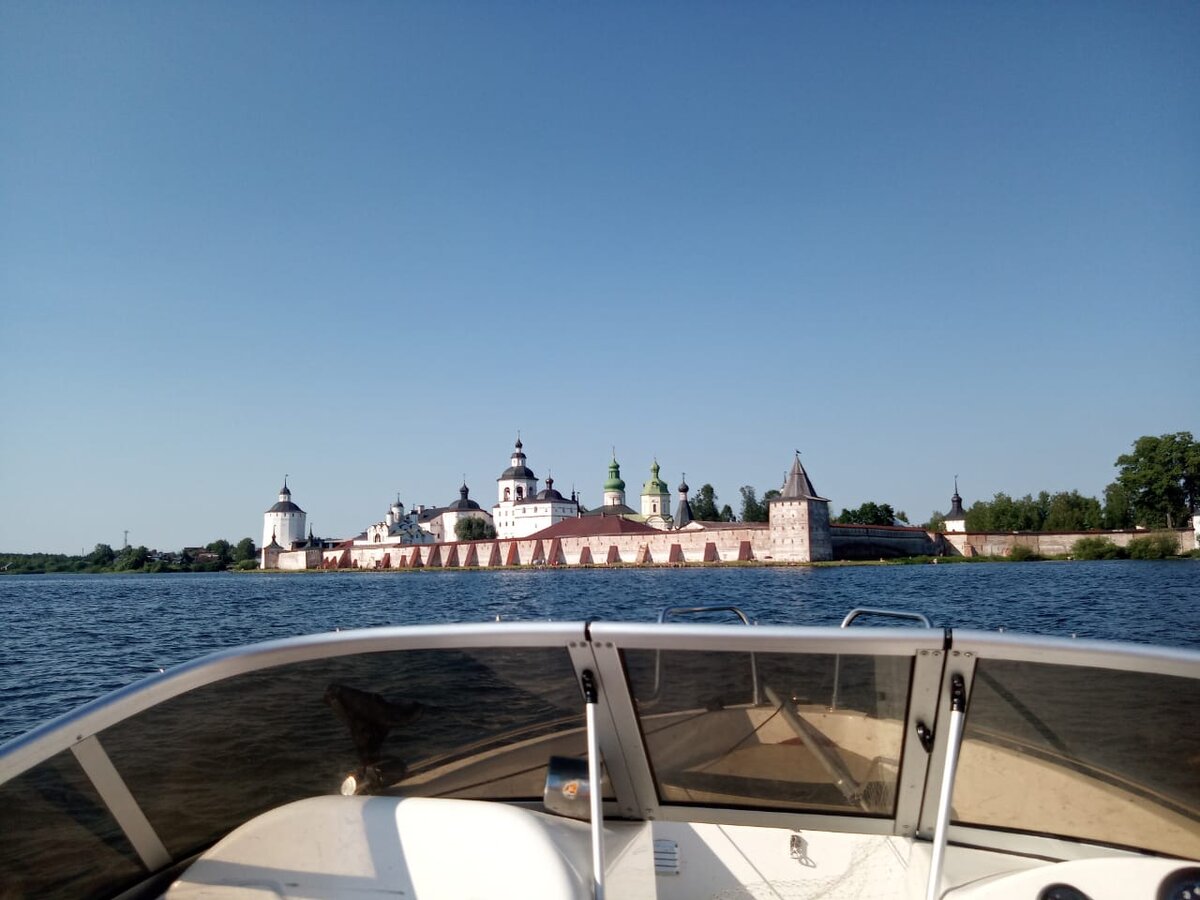 С лодки вид на монастырь прекрасен