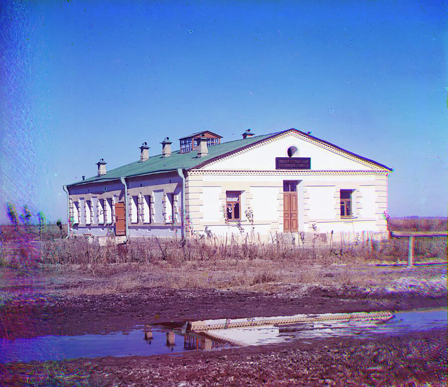 Приемный покой в Спасском поселке. Голодная Степь. На снимке больница Переселенческого управления при селении Спасском в Голодной Степи.
Спасский поселок находился на Николаевском канале близ ст. Голодная Степь.