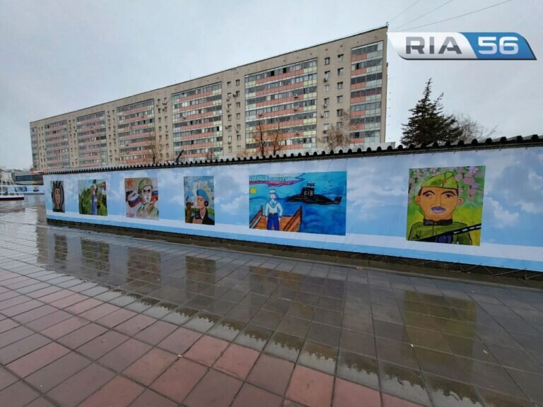    В Оренбурге «Атриум» украсили детскими рисунками с защитниками Родины Андрей Севостьянов