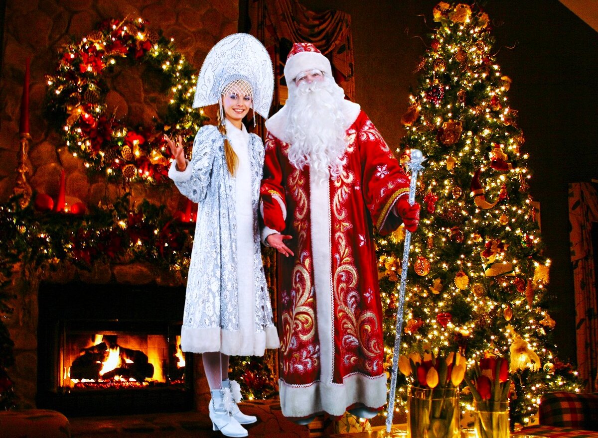 дед мороз с бабами. косплей снегурочки. дед мороз и снегурочка шоу. дед мороз и снегурочка. новогодняя елка ночью.
