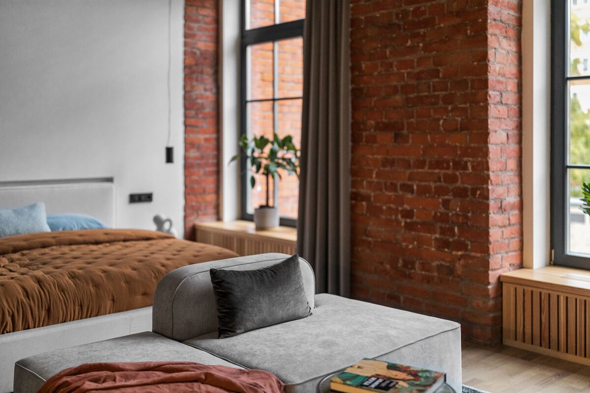Реализованный интерьер по проекту студии Dinamika. Кровать и диван Sofas&Decor