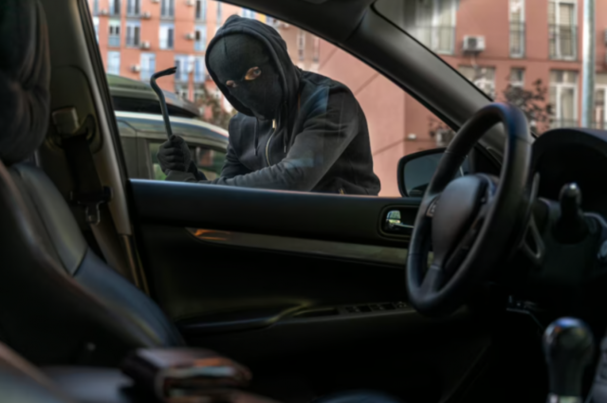    21-летний хабаровчанин обворовал дом и угнал машину у приютившей его семьи