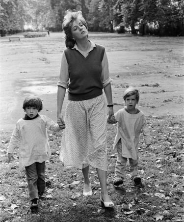 Фотография из серии, где Диана позирует для СМИ в Школе молодой Англии в Пимлико (Young England School in Pimlico), где она работала. Фотография из открытого источника. 