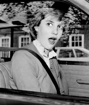 Удивленная Диана - этот снимок был сделан за несколько дней до того, как дворец объявил о помолвке Дианы с Чарльзом. Фотография из открытого источника. 