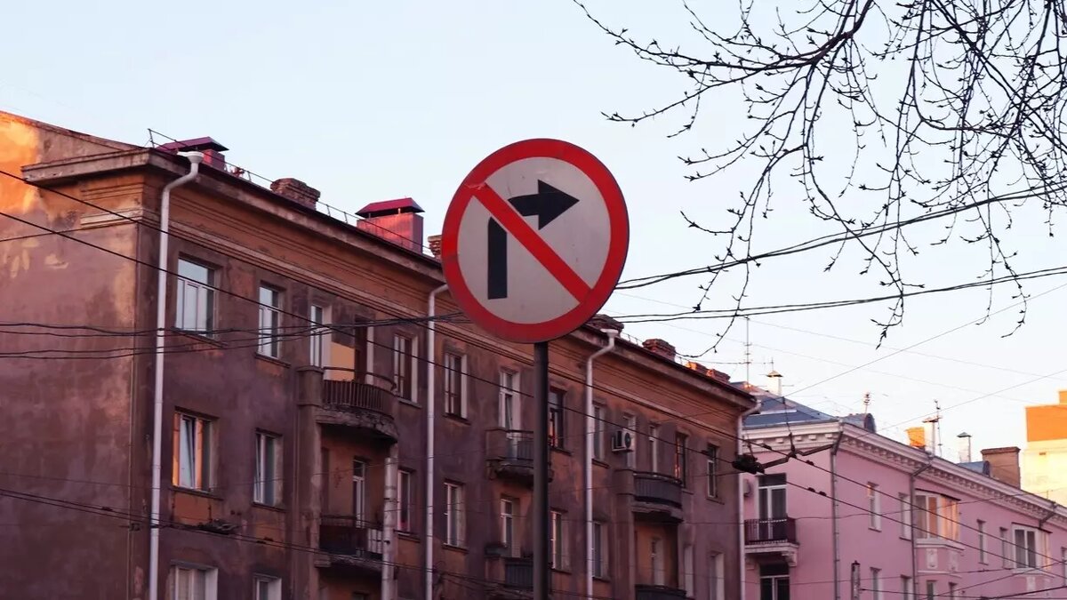     Тюменские автомобилисты неоднократно жаловались на отсутствие левых поворотов. Людям приходится проезжать лишние километры и стоять в пробках.