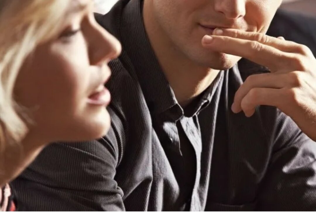 Муж и жена беседуют. Держит за подбородок. Женское внимание. Девушка смотрит на губы парня при разговоре. Девушка смотрит на губы парня при разговоре.