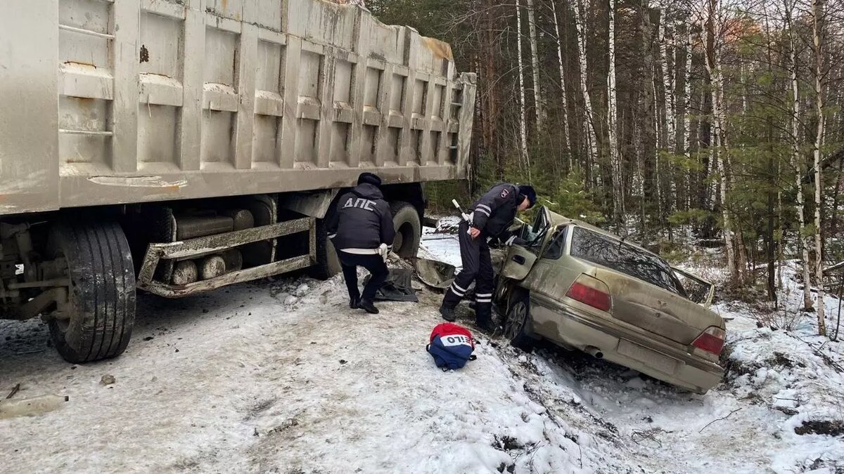 Грузовик влетел в иномарку на трассе под Верхней Пышмой. Один погиб и трое  пострадали | Новости Тагила TagilCity.ru | Дзен