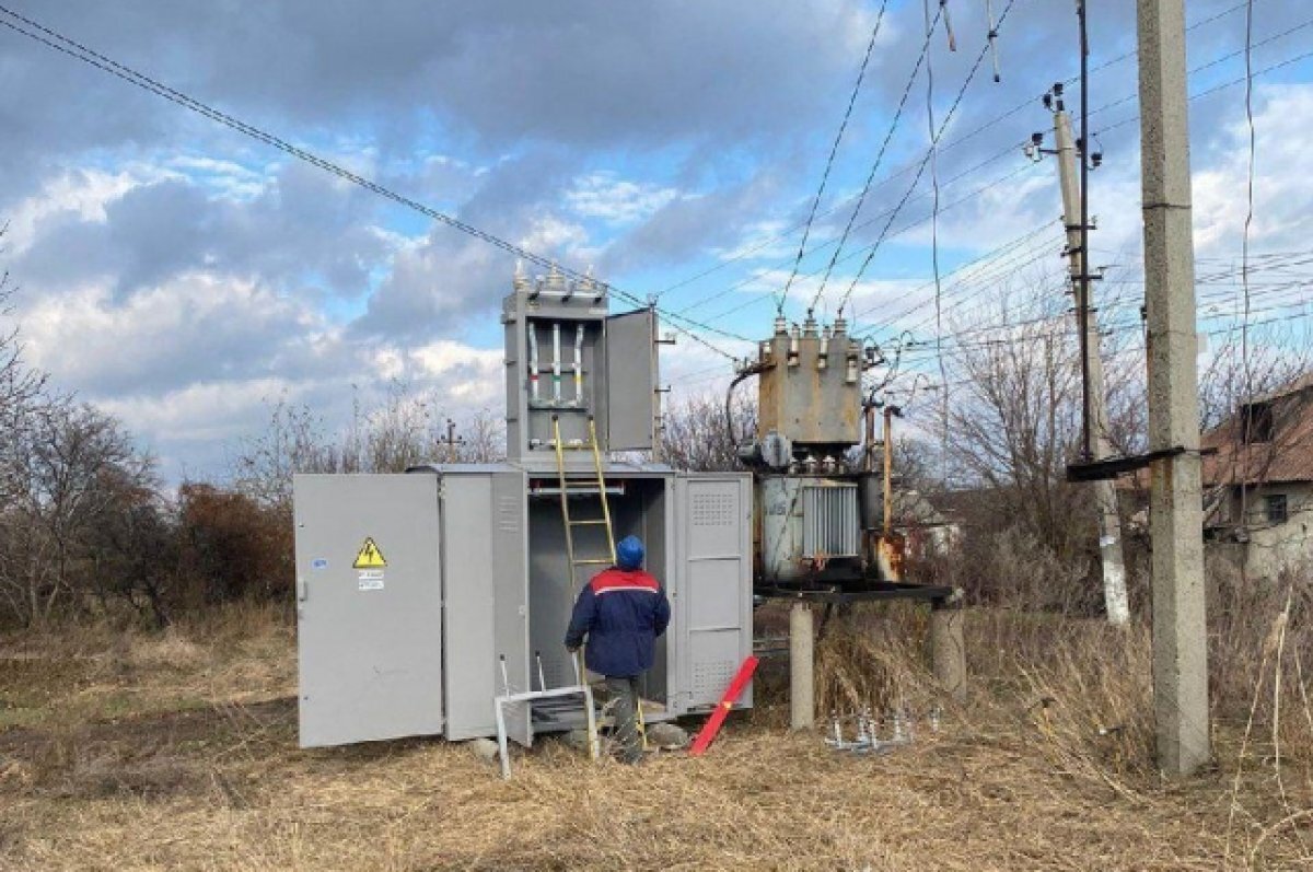    Специалисты «УльГЭС» смонтировали в ЛНР новую трансформаторную подстанцию