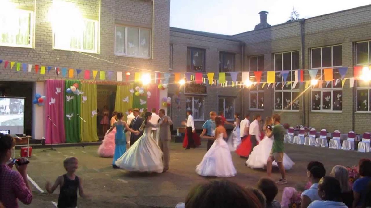 Фото школы из интернета. Выпускной. Детство и юность должны быть счастливыми....