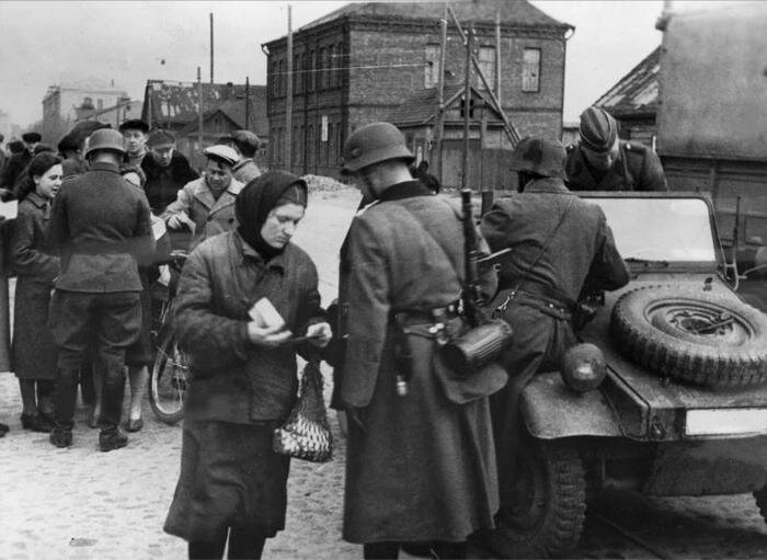 ИЗ ВОСПОМИНАНИЙ АННЫ ИВАНОВНЫ ИСАКОВОЙ
В нашей семье было 9 человек – 4 брата и 5 сестёр. Когда началась война отец, Исаков Иван Александрович, ушёл на фронт, вместе с ним были призваны братья Фёдор -1920 года рождения и Евгений -1923 года рождения, сестра Зинаида прибавив себе возраст пошла на фронт радисткой. Я с мамой и младшими осталась в Оскуе. Над селом летали немецкие самолёты, бомбили. Когда немцы близко подошли к Оскую мы с семьёй отправились в деревню Шарья, там были беженцы из других деревень. В Шарье мы находились недолго. Затем отправились в Серебряницы. В Серебряницах мы жили в окопе. Мама была беременной, я с младшим братом добывала еду. Маме было очень трудно в окопе, так как там было очень низко. Впоследствии, когда у мамы родилась больная девочка, она не могла вступать на ноги, у неё не сгибались стопы ног. Она была очень слабой и в итоге умерла. Когда бомбёжки прекратились, бабушка с мамой решили вернуться в Оскуй, так как в подвале дома оставалось много овощей. Придя в село, мы увидели, что в нашем доме живут немцы. Нам разрешили жить на сарае и дали из подвала картошки. Один из фашистов, когда бабушка была в подвале, показывал, что русских надо вешать, это он демонстрировал на кошке. Так мы и жили в сарае, еду добывали, как могли. Кое-что оставалось от немецких котелков, варили дохлую конину. Когда немцев выбивали из села, мы сидели в окопе, это нас спасло, так как фашисты поджигали дома. Наш дом чудом не сгорел. Это было в 1942 году. После нас эвакуировали в Дрегельский район (ныне Любытинский). Жители нас встречали не очень приветливо. Еду для семьи мама меняла на одежду. А вещей было немного. Приходилось ходить по помойкам. Потом мама работала в лесу, заготавливали лес для фронта. Я уже самостоятельно работала в колхозе – сажала овощи, полола, поливала. На день за это было положено 200 грамм зерна. Я помню лепёшки, спечённые из крапивы или лебеды с зерном. В 1944 году мы вернулись домой. Мы были рады, что дом уцелел, но питания почти не было. Дожив до весны, сажали огород. Картошку сажали, используя кожурки, привезённые из медсанбата посёлка Будогощь. Меня одну из села в начале 1945 года откомандировали в Чудово, где набирали команду людей для поездки в Германию за скотом для колхозов Ленинградской области. Мне было уже 17 лет. Посадили нас в телячьи вагоны, ехали на Запад через всю страну. Приходилось видеть разрушенные города и сёла, сердце сжималось в груди. На территории между Германией и Польшей мы приняли 2 гурта коров и погнали их в Россию. 2 месяца нам пришлось идти пешком, бывало всякое. Однажды на нас напали вооружённые бандиты. Нас спасло то, что мы лежали под коровами. Конечно, часть коров они забрали. Победу мы встретили в Польше – вот было радости. Коров мы пригнали в Коломовку. Придя на Чудовскую землю, я оправилась домой на 2 дня, шла пешком, последние 5 км еле переставляла ноги. Поздно ночью добрела до крайнего дома, меня пустили ночевать. Утром я пришла домой, а там уже вернулась с фронта сестра Зинаида. Живая! Мы очень обрадовались встрече, у неё было много наград. Вот так я прожила войну. Война – это ужас для всех, особенно его трудно пережить детям и женщинам.
