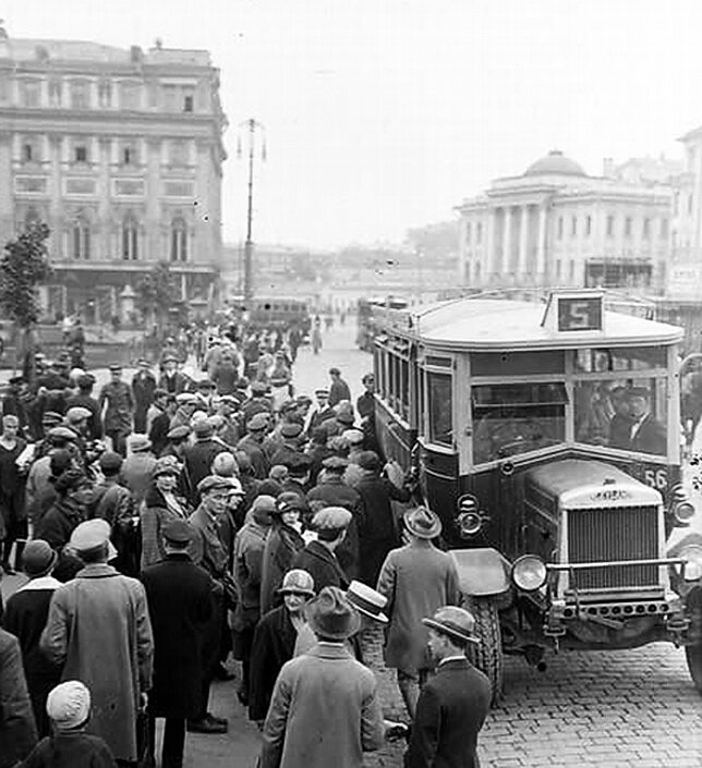 Большое желание прокатиться с Театральной площади. Фото 1925 года. Источник www.pastvu.com.