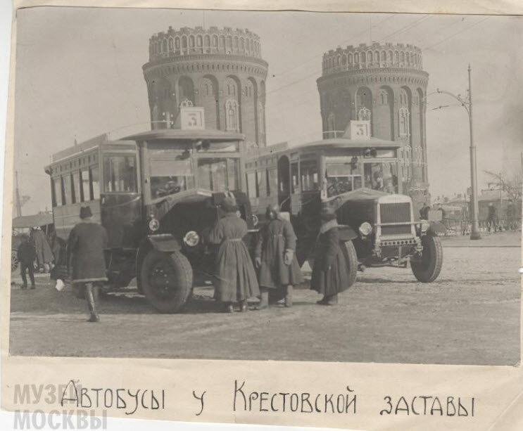 Автобусы 3-го маршрута около Крестовской заставы. Фото 1929 года. Источник https://goskatalog.ru/