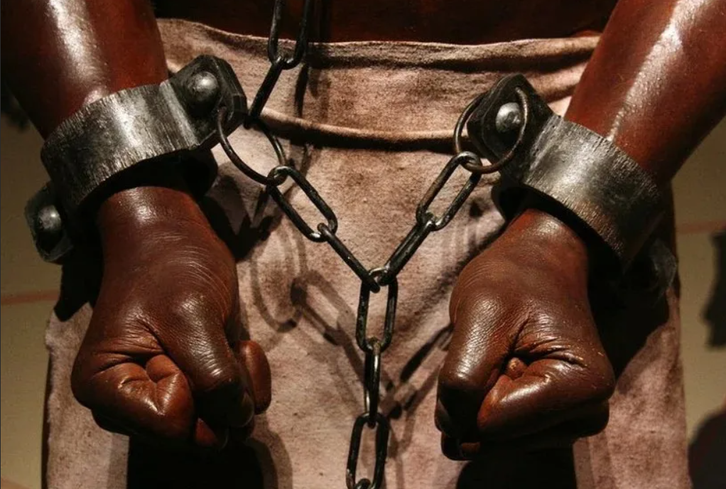Темнокожий раб. Рабство. Кандалы. Рабы в цепях. Африканские рабы в кандалах.