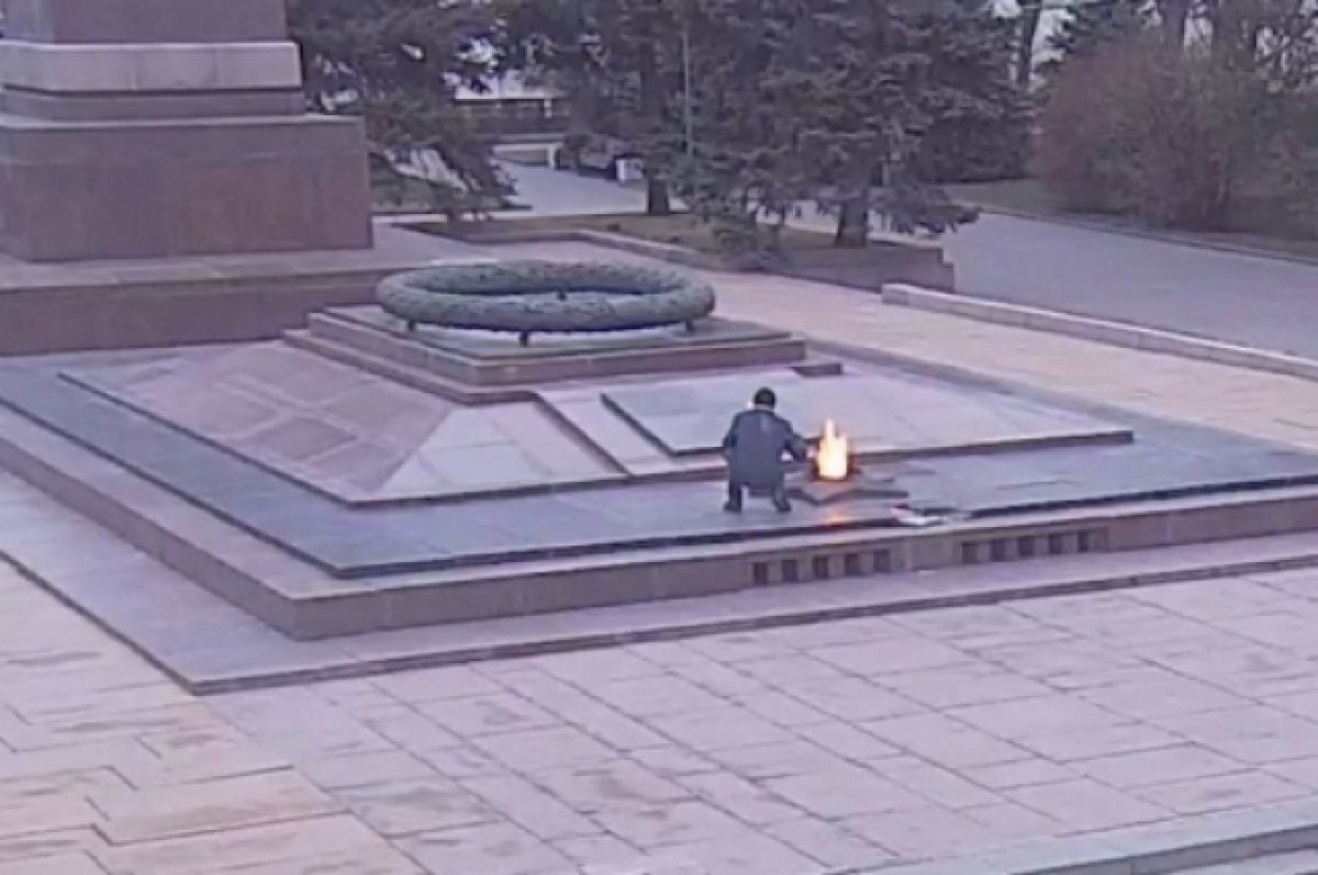    Прикурившим от Вечного огня волгоградкам грозит серьезная уголовная статья