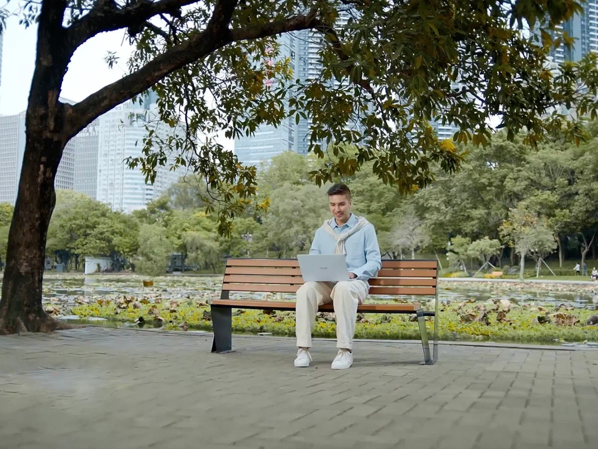 С яркостью 450 нит легко менять обстановку: получится работать даже в парке в солнечный день