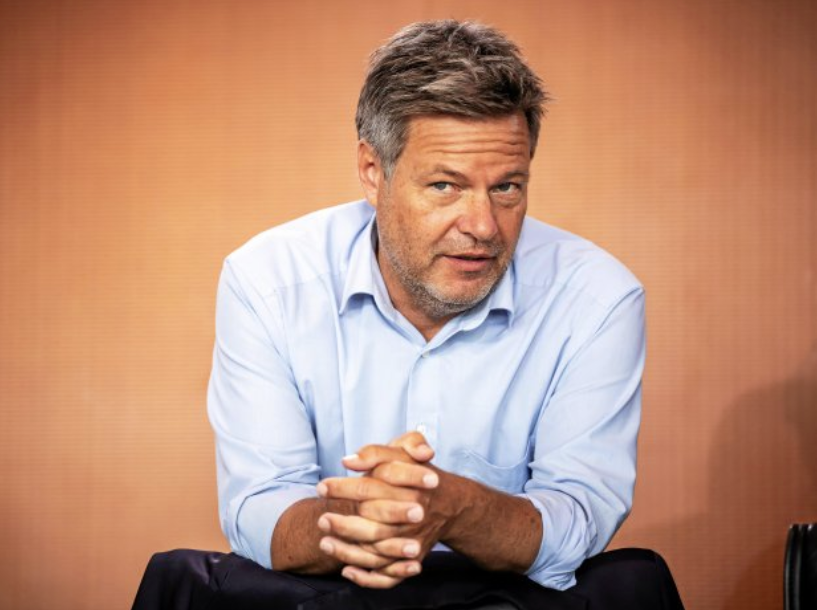 Роберт Хабек - отец закона о теплоснабжении за работой © Michael Kappeler / dpa