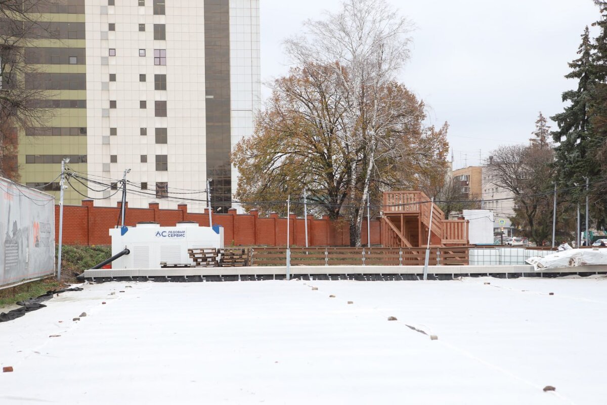    В Курске монтируют Губернский каток