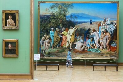   Посетительница у картины Александра Ивнова "Явление Христа народу" ©Сергей Пятаков РИА Новости