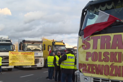    Польские перевозчики заблокировали движение грузовых автомобилей на границе с Украиной ©Скриншот / видео RT