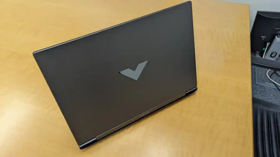 Изображение открытой крышки дисплея HP Victus 16.