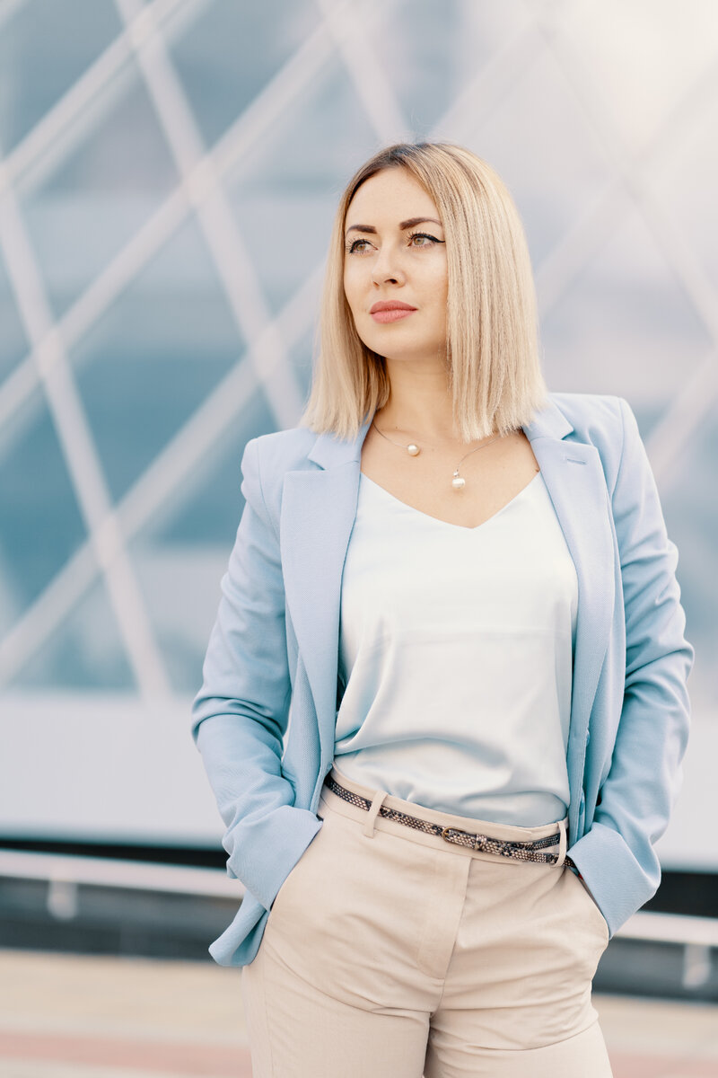 <a href="https://ru.freepik.com/free-photo/successful-business-woman-in-blue-suit_7303021.htm#query=%D0%BA%D1%80%D0%B0%D1%81%D0%B8%D0%B2%D0%B0%D1%8F%20%D0%B4%D0%B5%D0%BB%D0%BE%D0%B2%D0%B0%D1%8F%20%D0%B6%D0%B5%D0%BD%D1%89%D0%B8%D0%BD%D0%B0&position=5&from_view=search&track=ais&uuid=09210bf1-5689-473d-b09b-5b48e696580c">Изображение от ArthurHidden</a> на Freepik