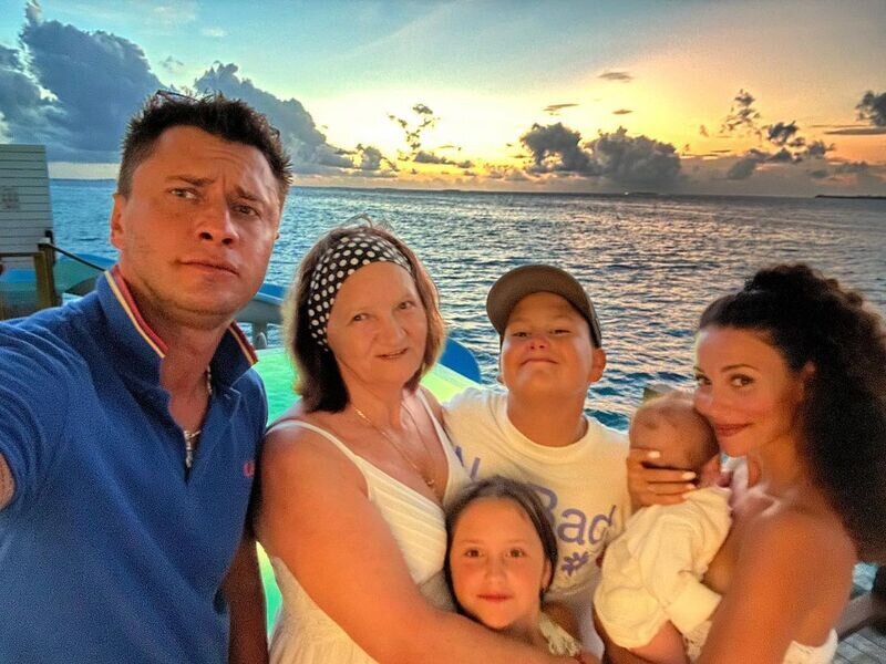 Павел Прилучный с женой, детьми и мамой во время отдыха на Мальдивах