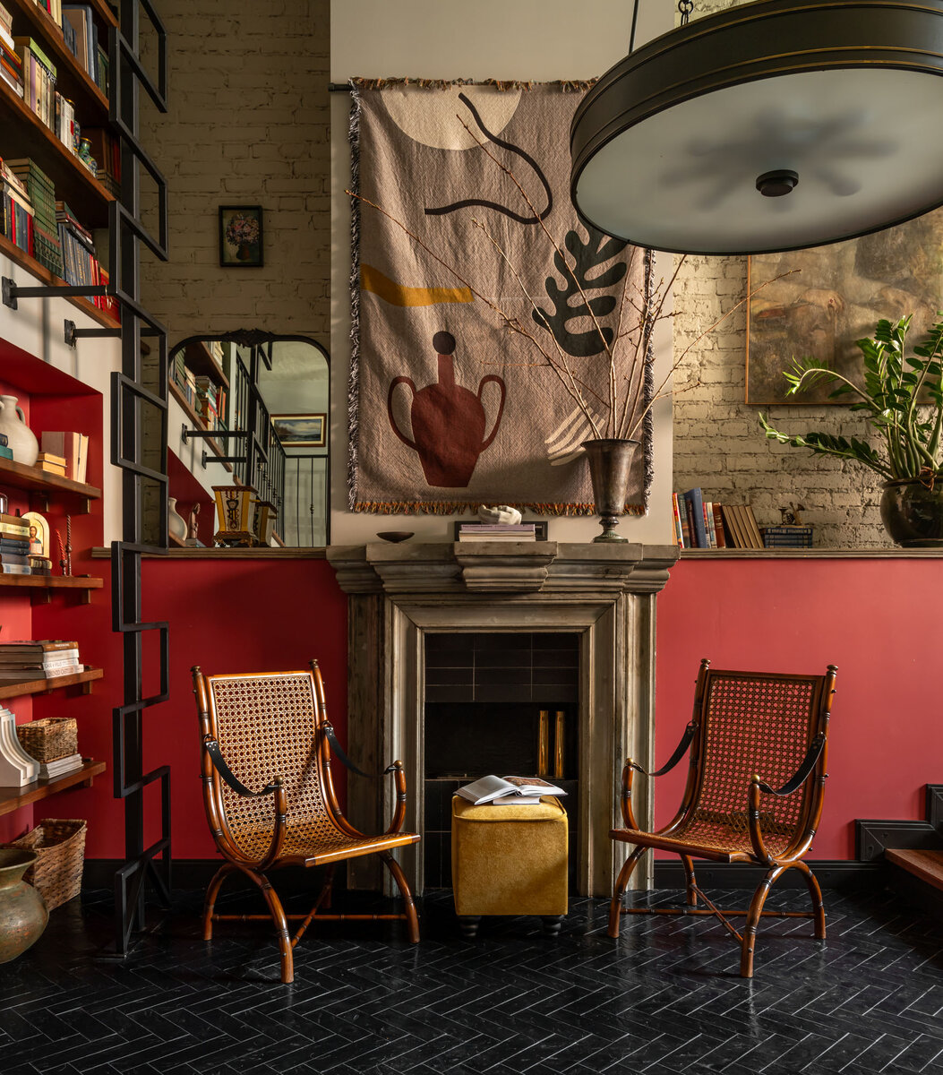 Камин появился еще во время первого ремонта, он работающий — газовый. Винтажные кресла нашлись в интернете. На полу — керамическая плитка для уличного мощения.