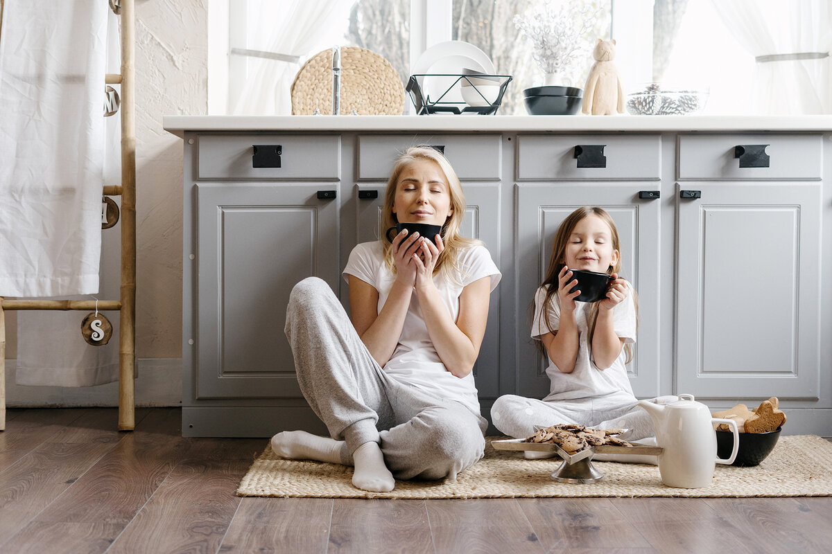 Свежая и чистая кухня создаёт особую атмосферу для неторопливой готовки и наслаждения пищей.  