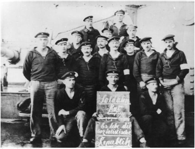 Матросы с линкора "Принц-регент Луитпольд" в ноябре 1918. Надпись на доске: "Солдатский совет военного корабля «Прин-црегент Луитпольд». Да здравствует социалистическая республика"