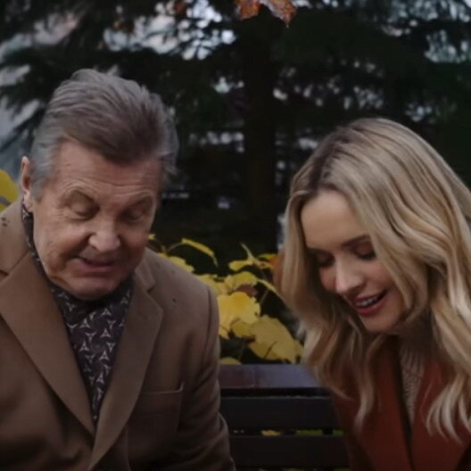     Лев Лещенко и Александра Воробьёва прогулялись в парке в клипе «Осень за окном»