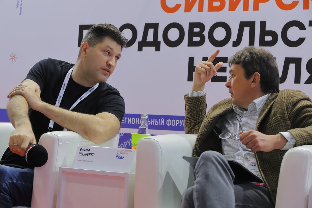 Сибирские ритейлеры обсудили, какие форматы на рынке выживут в новых условиях. На фото СЕО компании "Фермер-Центр франчайзинг" Илья Сухарев (слева) и совладелец сетей "Низкоцен", "Победа", "SPAR Омск", "Дарим вкус" Виктор Шкуренко. Фото Михаила Перикова