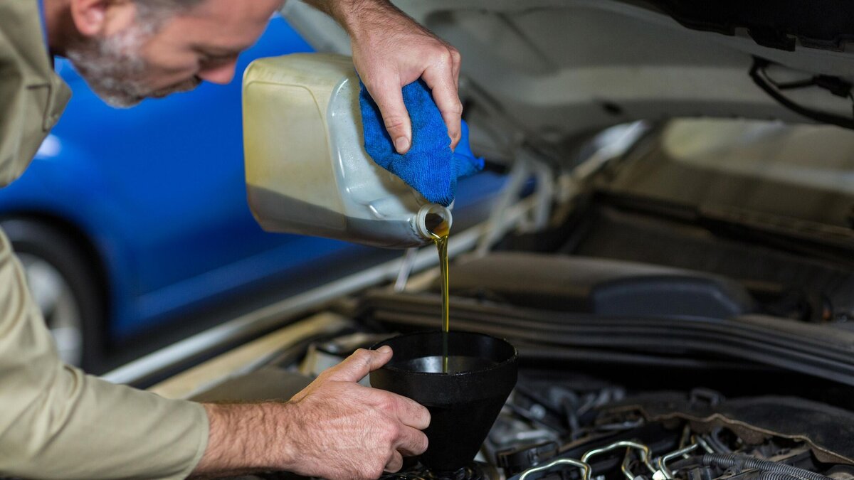    Чтобы определить поддельное моторное масло, понадобятся весы© Freepik / peoplecreations