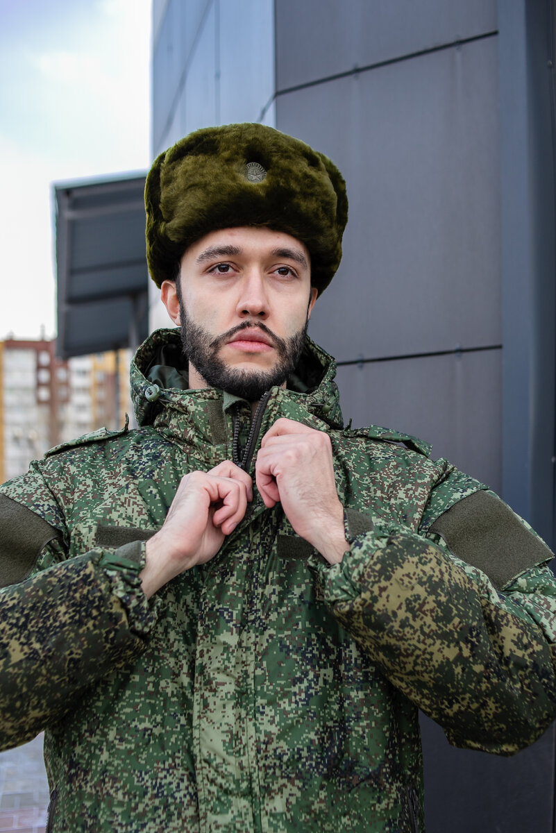 В наши дни многие армии мира продолжают активно использовать бушлаты. Особенно это распространено в северных государствах, по вполне понятным причинам. В России, к слову, бушлаты особенно популярны.
