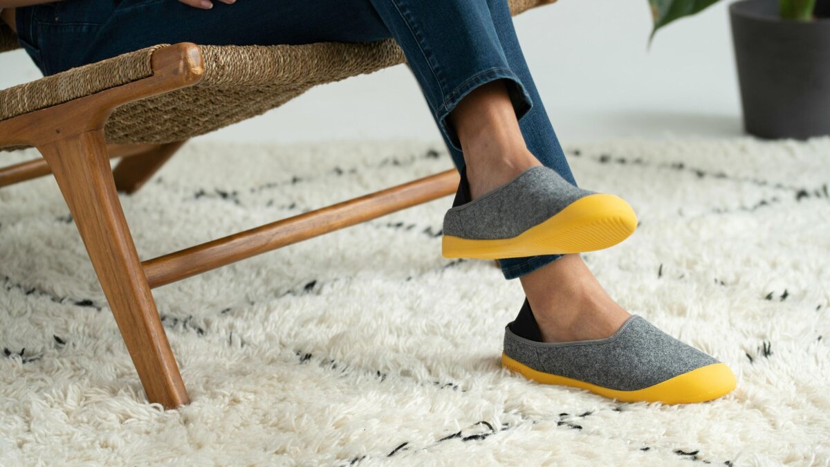    Стоит ли гостям предлагать тапочки?© Unsplash / mahabis footwear