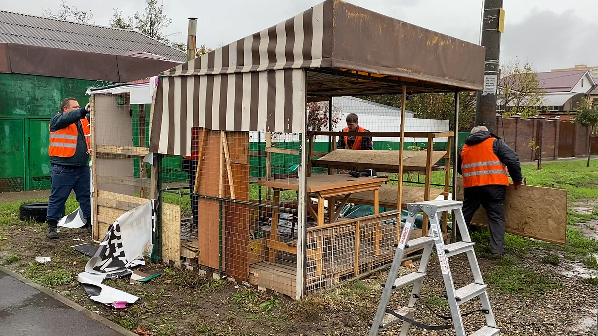    В Краснодаре снесли незаконно установленный торговый ларёк. Фото: телеканал «Краснодар»