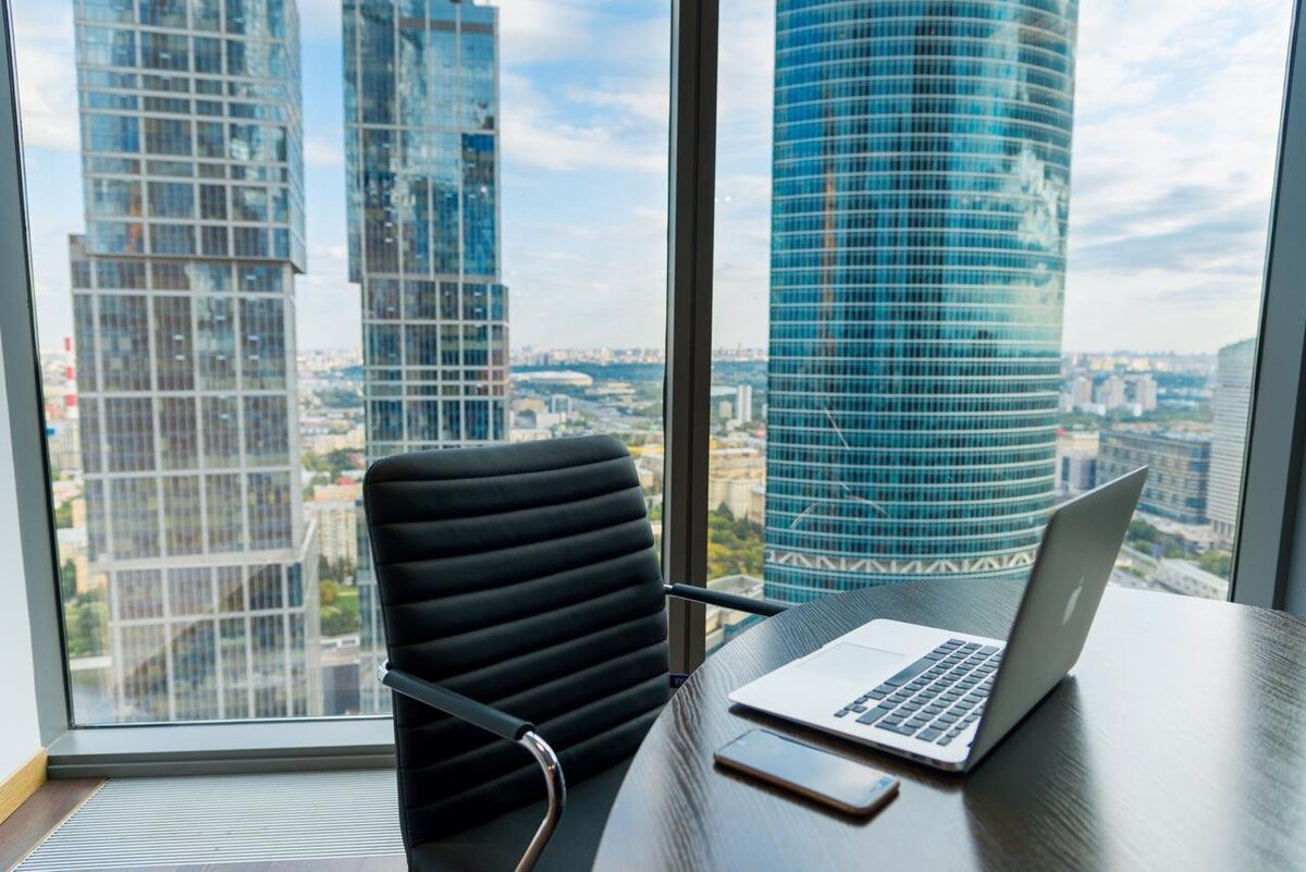 Фото с сайта https://bcinform.ru/news/ofis-v-neboskrebe-preimuschestva-i-nedostatki.html