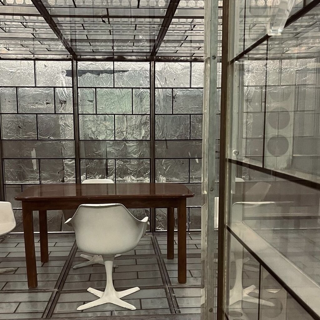 Комната для переговоров. Такие же нам показывают в фильмах про шпионов.