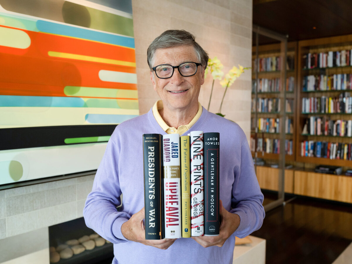 Книги 5 посоветуйте. Билл Гейтс. Билл Гейтс книги. Билл Гейтс with book. Bill Gates reading.