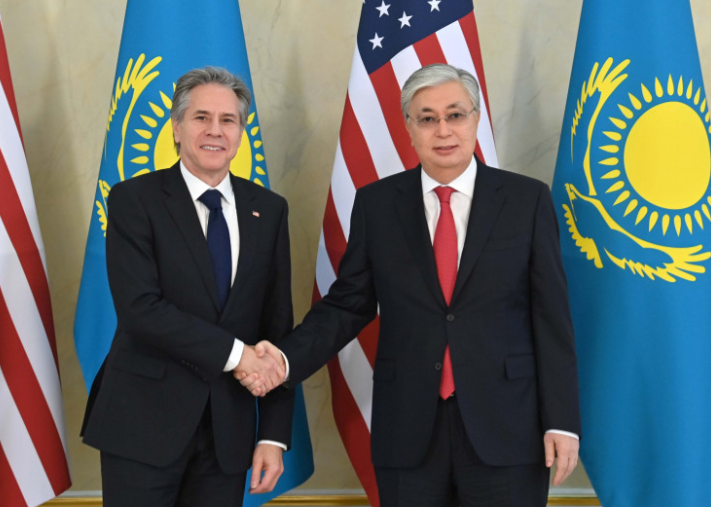 И такие гости иногда тоже прилетают к Токаеву